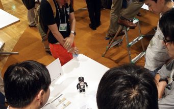 ↑セミナーの後に開催されたタッチ&トライ。初めてロボホンを手にする人も多く、興味津々でした